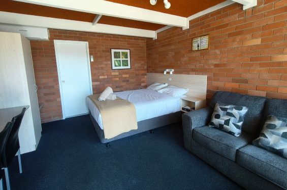 Queen - queen-size bed