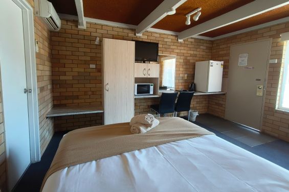 Queen - desk and kitchenette